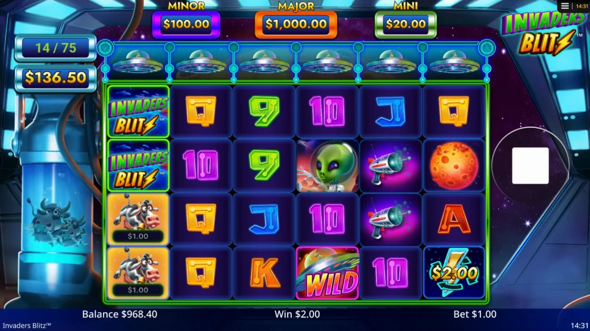 Interface do jogo de slot Invaders Blitz com tema de invasão alienígena e vacas espaciais